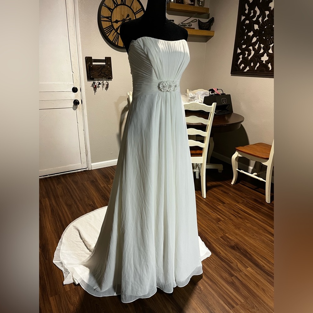David’s bridal Chiffon wedding dress 10 Aline ivory